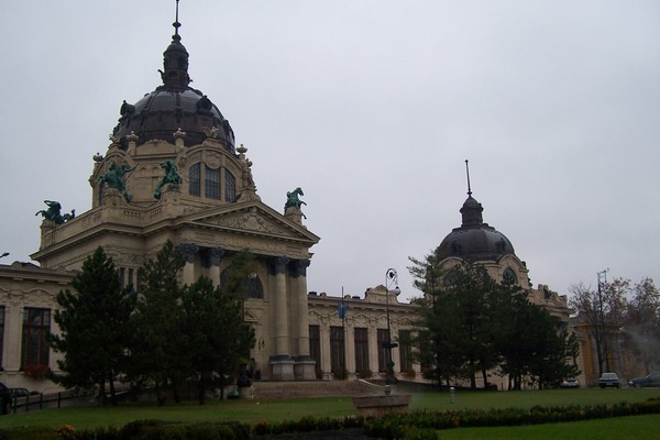 "Szechenyi gyogyfurdo" - ���������� �������� "������" (���� ���������� - Varoshliget).